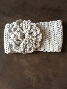 crochet headband, crochet headband with flower, crochet flower, how to crochet, how to crochet a headband with a flower, crochet for beginners, free crochet, free crochet patterns, crochet video tutorials