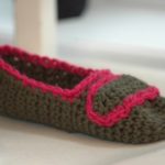 cozy crochet slippers, crochet slipper pattern, free crochet slipper pattern