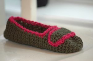 cozy crochet slippers, crochet slipper pattern, free crochet slipper pattern