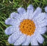 crochet flower, crochet daisy, how to crochet a daisy, crochet flower pattern, crochet flower applique, how to make a flower, yarn flower, daisy, hair accessories, daisy hair clip, how to make a daisy hair clip,