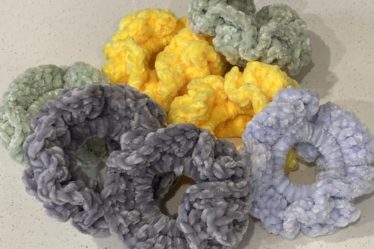 scrunchies, velvet scrunchies, diy scrunchies, crochet scrunchies, ruffle hair accesories, diy hair accessories, hair accessories, how to make a scrunchie