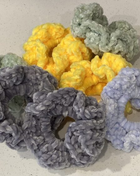 scrunchies, velvet scrunchies, diy scrunchies, crochet scrunchies, ruffle hair accesories, diy hair accessories, hair accessories, how to make a scrunchie