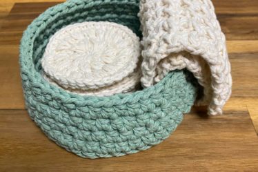 crochet pattern, crochet basket, crochet wash cloth, crochet scrubbies, crochet face scrubbies, crochet face scrubby, puff stitch, crochet wash cloth, crochet basket, crochet bathroom accessories, crochet home decor