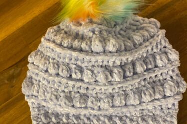 crochet hat pattern, crochet velvet soft pattern, crochet beanie pattern, crochet beanie hat with pompom, crochet bobble stitch pattern, crochet moss stitch pattern