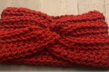 chunky headband pattern, chunky headband tutorial, bulky yarn projects, bulky yarn headband, easy crochet headband, beginner headband tutorial, left handed crochet tutorial