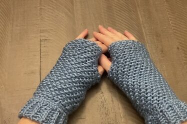 crochet fingerless gloves, easy fingerless gloves pattern, moss stitch, crochet gloves,