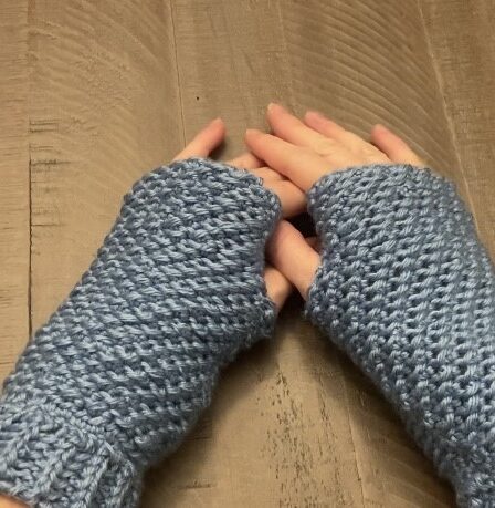 crochet fingerless gloves, easy fingerless gloves pattern, moss stitch, crochet gloves,