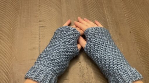 crochet fingerless gloves, easy fingerless gloves pattern, moss stitch, crochet gloves,