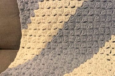 Crochet chunky blanket pattern made with super bulky yarn, featuring a soft textured stitch design. Cozy handmade throw blanket crochet project with step-by-step instructions