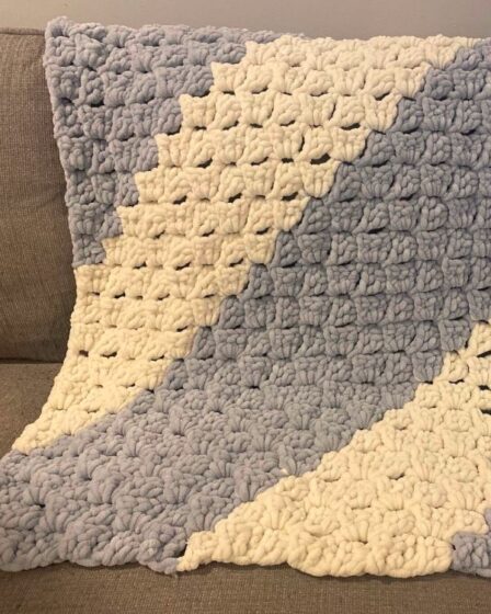 Crochet chunky blanket pattern made with super bulky yarn, featuring a soft textured stitch design. Cozy handmade throw blanket crochet project with step-by-step instructions