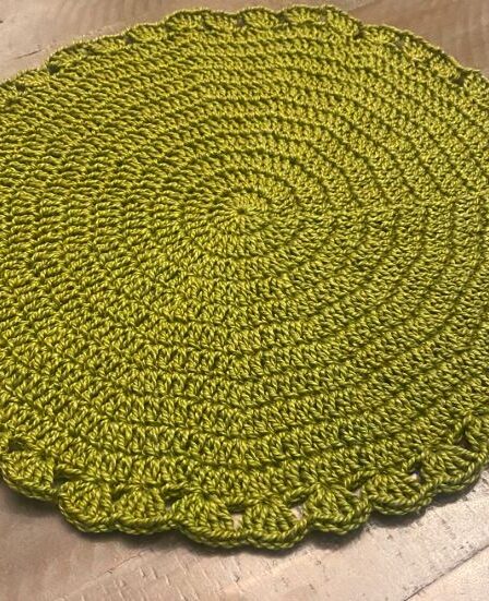 round crochet placemat, how to crochet a round placemat, crochet placemat pattern, round placemat pattern for beginners