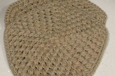 crochet hot pad, how to crochet a hot pad, trivet, crochet trivet pattern, home decor, crochet decor, crochet home, free crochet pattern, free crochet hot pad pattern, free crochet trivet pattern, easy crochet kitchen accessories pattern,