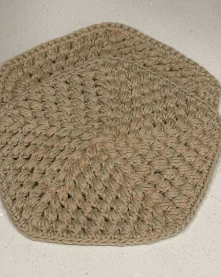 crochet hot pad, how to crochet a hot pad, trivet, crochet trivet pattern, home decor, crochet decor, crochet home, free crochet pattern, free crochet hot pad pattern, free crochet trivet pattern, easy crochet kitchen accessories pattern,