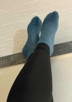 crochet, crochet pattern, crochet tutorial, free crochet patterns, how to crochet socks, crochet sock pattern, easy crochet sock pattern, beginner crochet sock pattern, crochet sock pattern from the toe up, toe up crochet sock pattern