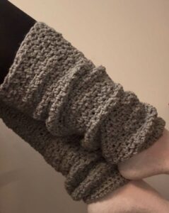 crochet leg warmers, how to crochet leg warmers, crochet leg warmer pattern free, plus size crochet, size inclusive crochet patterns, crochet leg warmers all sizes