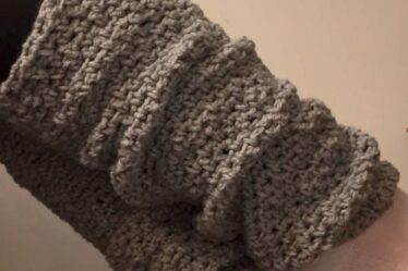 crochet leg warmers, how to crochet leg warmers, crochet leg warmer pattern free, plus size crochet, size inclusive crochet patterns, crochet leg warmers all sizes