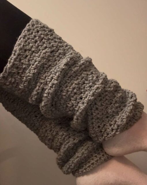 crochet leg warmers, how to crochet leg warmers, crochet leg warmer pattern free, plus size crochet, size inclusive crochet patterns, crochet leg warmers all sizes