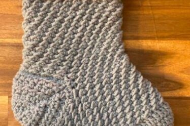 crochet Christmas stockings, how to crochet Christmas stockings, DIY Christmas stockings, Christmas decor, how to make Christmas stockings easy for beginners, free crochet Christmas stocking pattern, mini Christmas stockings, large Christmas stockings easy Christmas stocking pattern